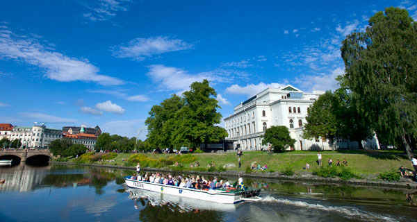 människor som sightseear i Göteborg på en kanalbåt
